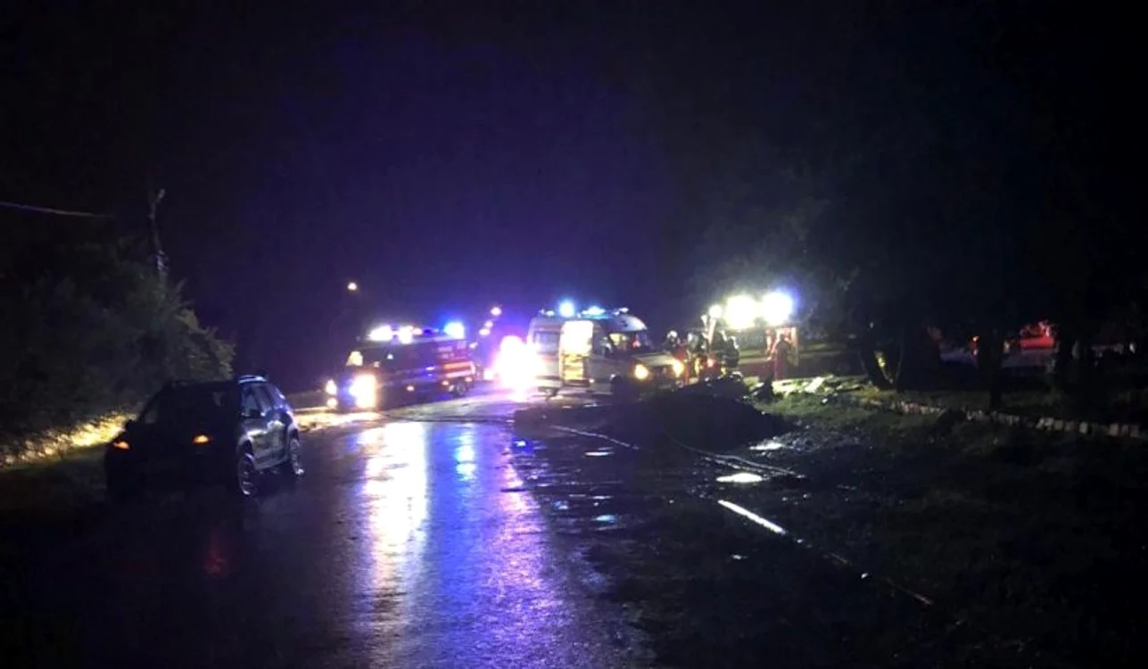
    Șoferul autoturismului care a intrat în coliziune cu autocarul se pare că a adormit la volanFoto: captură antena3.ro  