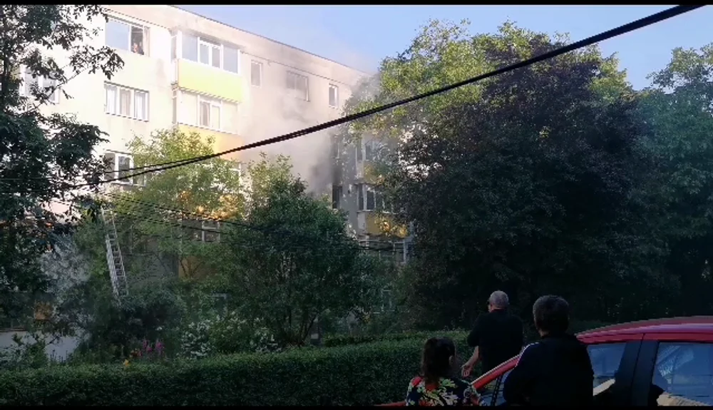O femeie a murit într-un incendiu izbucnit într-un apartament din municipiul Buzău VIDEO