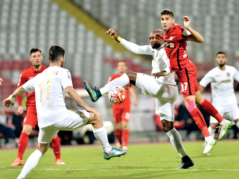 
    Meciul dintre Dinamo  şi CFR Cluj va fi întrerupt  în minutul 14 pentru  a se omagia memoria  lui Ekeng  