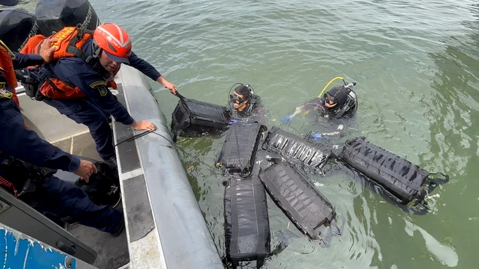 Scafandrii au scos la suprafață drogurile FOTO: X
