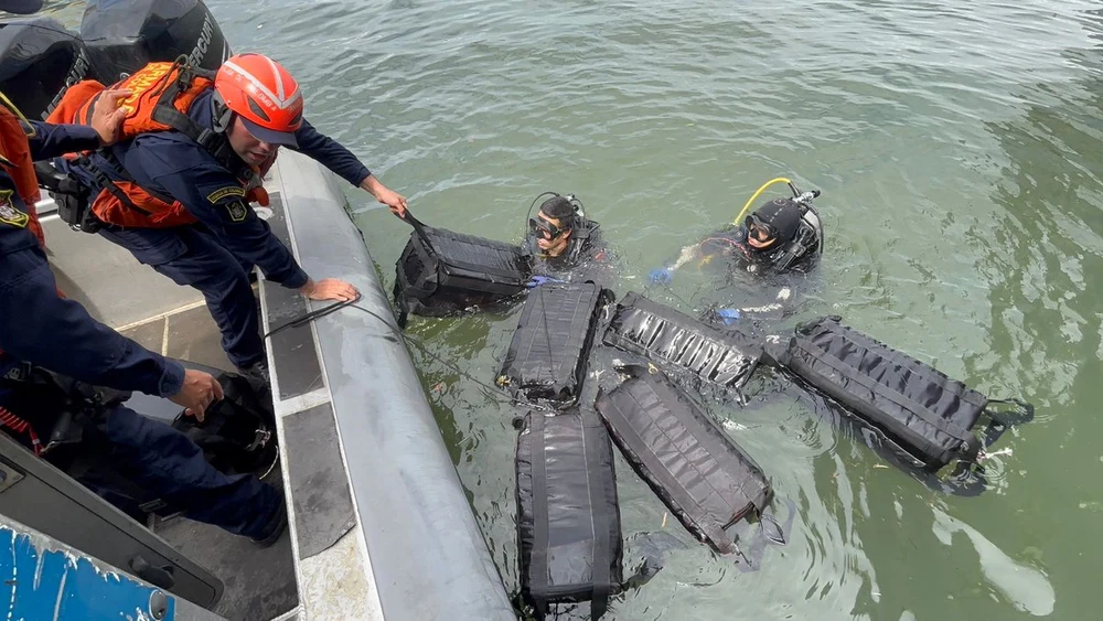 Peste 200 de kilograme de cocaină, descoperite de scafandri ascunse sub o navă care se îndrepta spre Europa