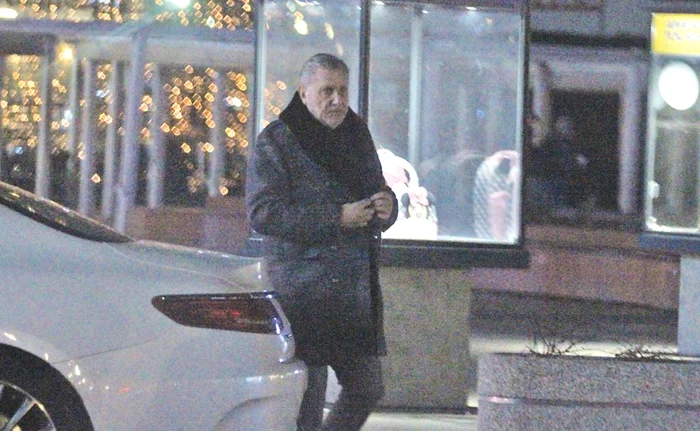 Ilie a rămas singur afară, pe lângă maşină