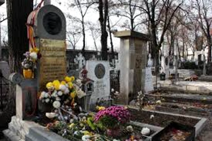 
    Mormântul Poetului Nepereche, ca o grădină  Sursa foto: Adevărul.ro  