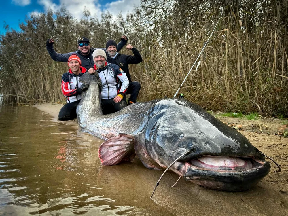 Cei doi pescari polonezi și captura lor imensă FOTO Aller Aqua Fishing / Facebook