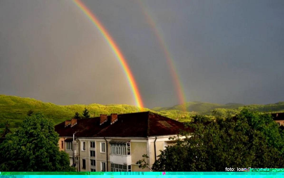Cele două curcubee apărute în acelaşi timp au fost fotografiate de Ioan Benea Jurca.