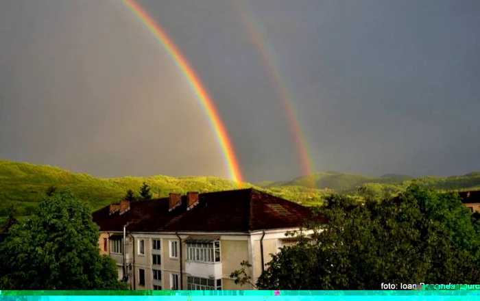 Cele două curcubee apărute în acelaşi timp au fost fotografiate de Ioan Benea Jurca.
