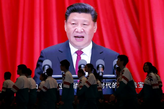 Liderul chinez Xi Jinping urmărit de studenţi cu prilejul împlinirii a 40 de ani de la lansarea reformelor economice FOTO EPA-EFE