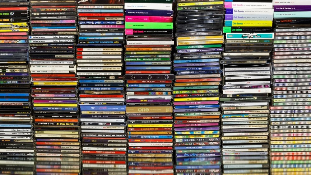 Val de nostalgie pentru vechea tehnologie. Tinerii redescoperă farmecul CD-urilor și telefoanelor cu clapetă