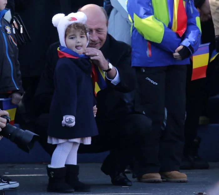 Sofia Anais, nepoţica lui Traian Băsescu, a privit cuminte parada militarăfoto: arhiva personală