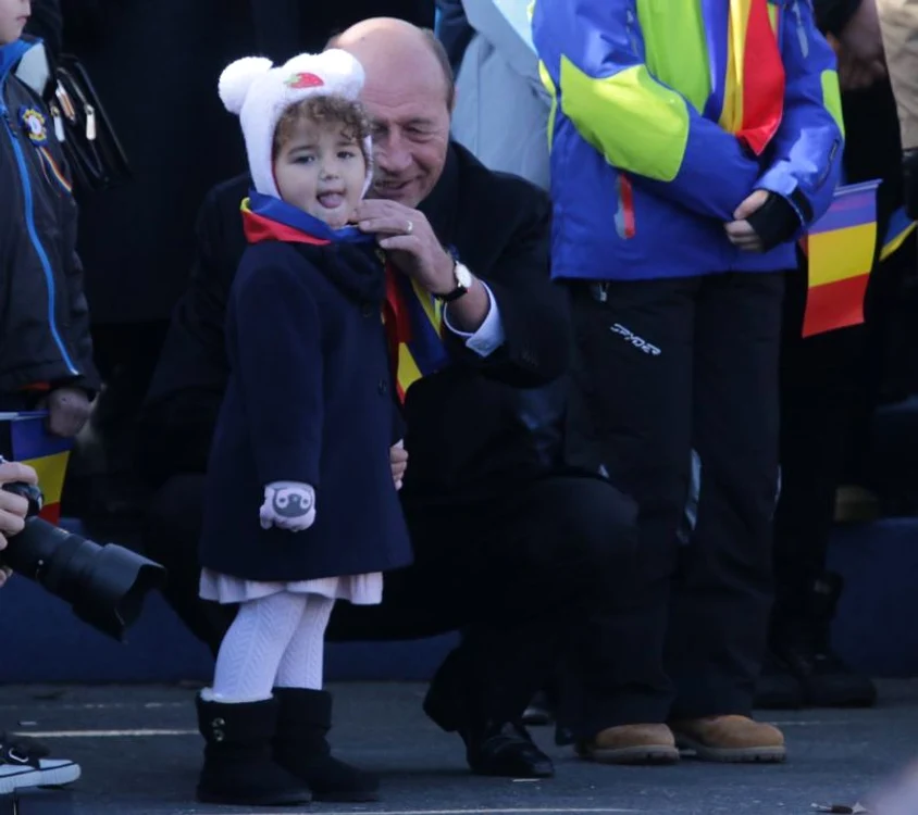 Sofia Anais, nepoţica lui Traian Băsescu, a privit cuminte parada militarăfoto: arhiva personală