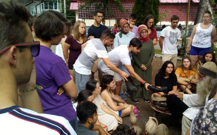 Opincarul Alexandru Ilinca şi atelierul pentru voluntari străini Foto Arhiva personală