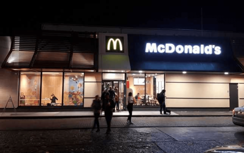 Accident de muncă la McDonald's Târgu Jiu. Un angajat a căzut de la înălțime