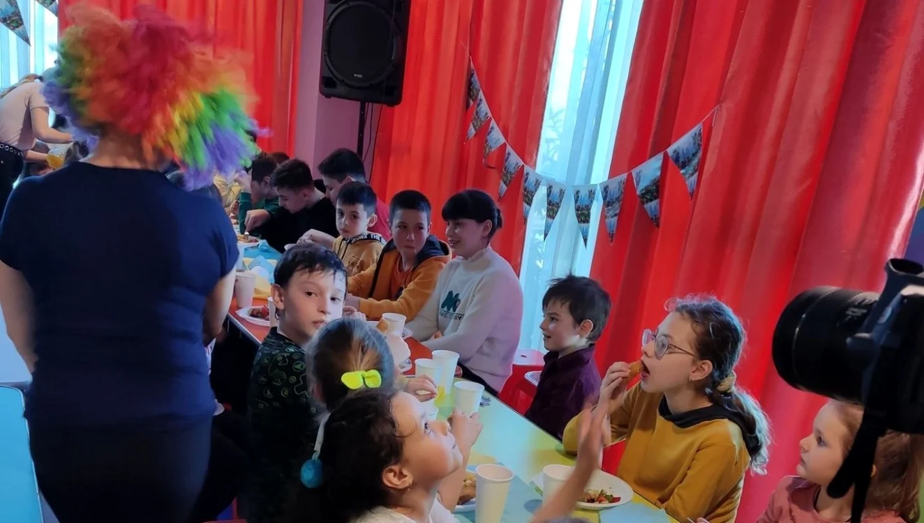 Copii ucraineni la o masă festivă