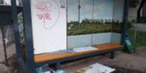Staţii de autobuz vandalizate la Galaţi FOTO Facebook/PMG