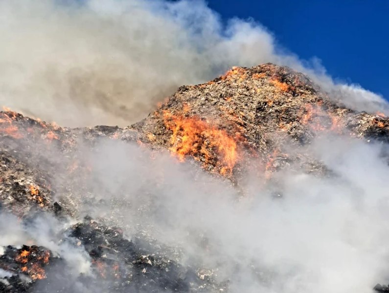 Incendiul de pe platforma Oltchim e încă nelichidat la trei zile de izbucnire