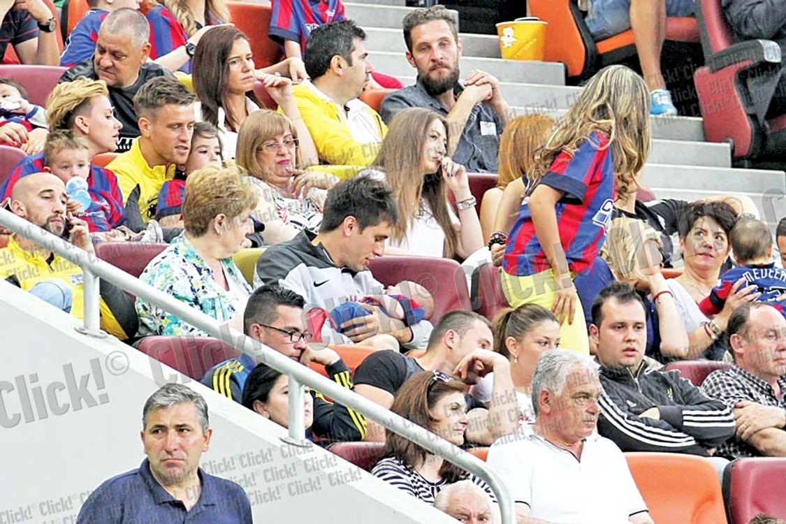 Ciprian Tătăruşanu şi Antoaneta, iubita lui, îşi prezintă cel mai preţios trofeu (Fotografii: Mihai Ionescu/ Blitz/ Mediafax)