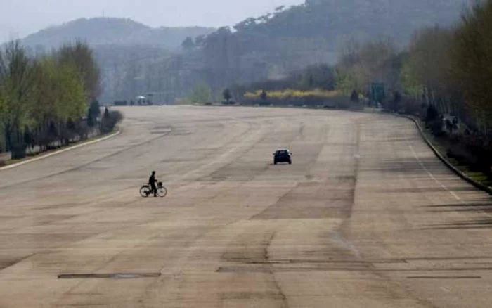 Nord-coreenii nu se înghesuie pe autostrăzi, preferă calea ferată