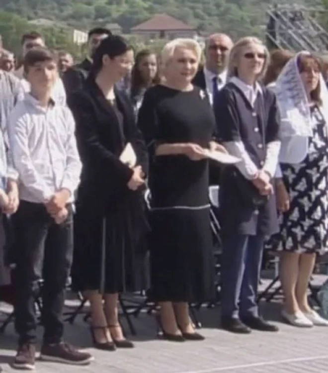 Viorica Dăncilă a purtat o ținută sobră