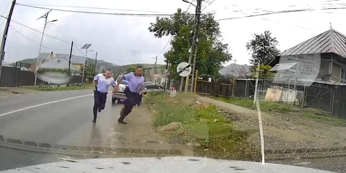 politisti fugind dupa un suspect FOTO bacau net jpg