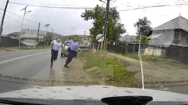 Momentul în care un șofer băut și cu permisul suspendat o rupe la fugă cu polițiștii pe urmele lui VIDEO