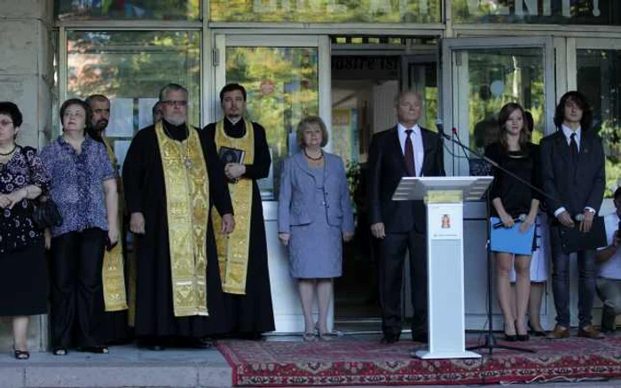 Preoţii de la Biserica „Sf. Teodora de la Sihla“ sunt nelipsiţi la ceremoniile Liceului „Gh. Asachi“ din Chişinău FOTO: Tudor Iovu