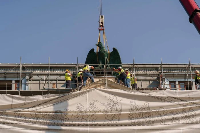Statuile se află pe Palatul Universității