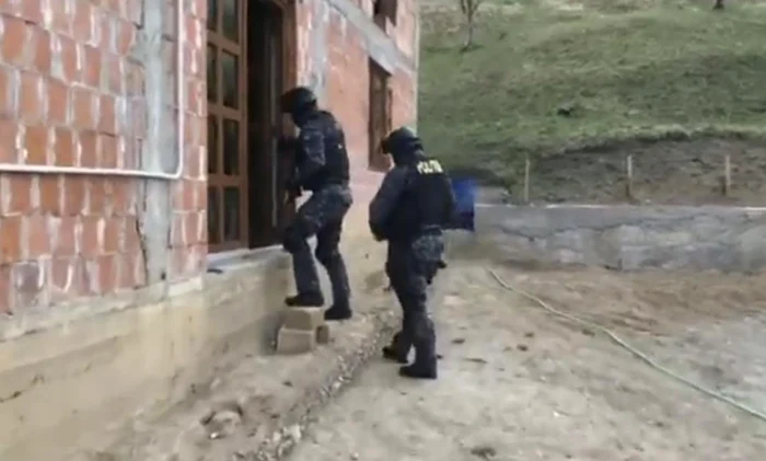 Poliţişti arădeni în acţiune FOTO captură video www.arad24.net