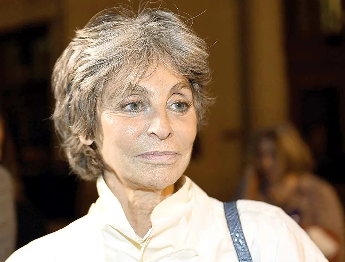
    Arlette Ricci  