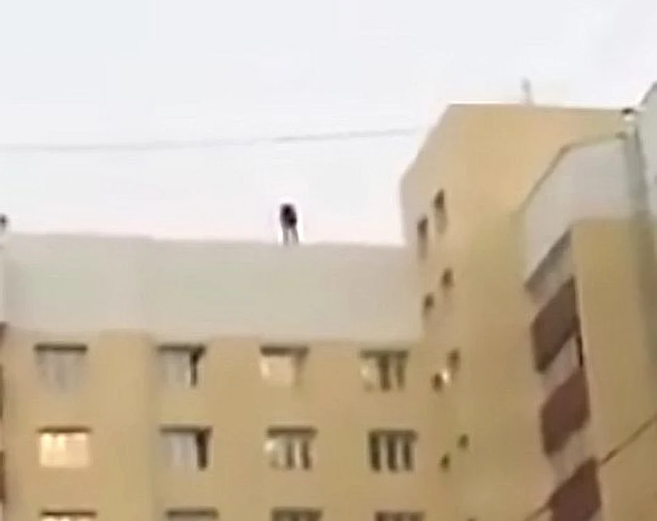 Un tânăr de 19 ani a vrut să-și facă un selfie pe bloc, dar a sfârșit tragicfoto: captură video