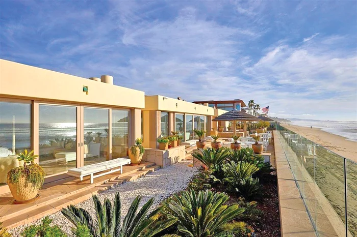 Casa de pe plajă  a fost construită  în 1999 şi are o  suprafaţă de 540 mp