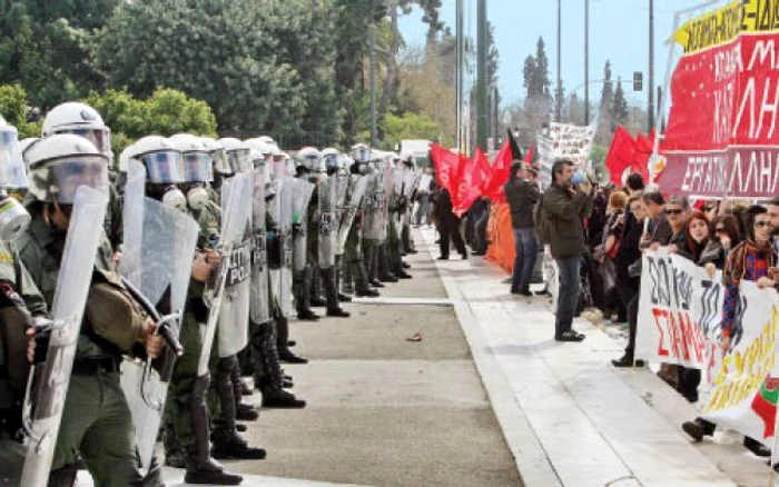 Grecii plănuiesc noi proteste în zilele următoare, sperând să boicoteze măsurile drastice anunţate de autorităţi  