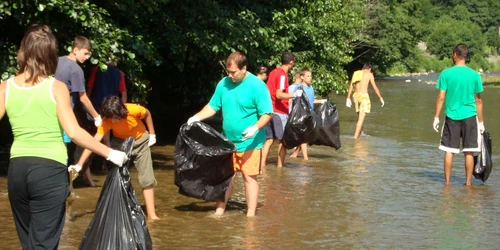 Voluntarii strâng, anual, zeci de saci de mizerie de pe râul Lotru