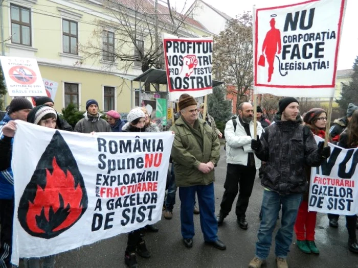 Bucureştenii vor manifesta în faţa Senatului României pentru a susţine proiectul de lege care interzice fracturarea hidraulică FOTO Adevărul