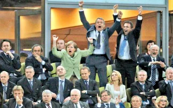 După câte dureri de cap i-a dat Grecia, Angela Merkel s-a mai răcorit puţin la meciul din sferturi câştigat de Germania. Un rând mai jos, Mircea Sandu are altele pe cap