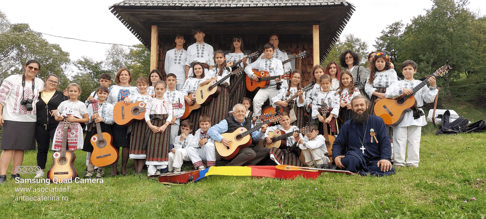 Un cor de copii cu voci dumnezeiești dintr-un cătun vrâncean concertează în Franța de Ziua României VIDEO