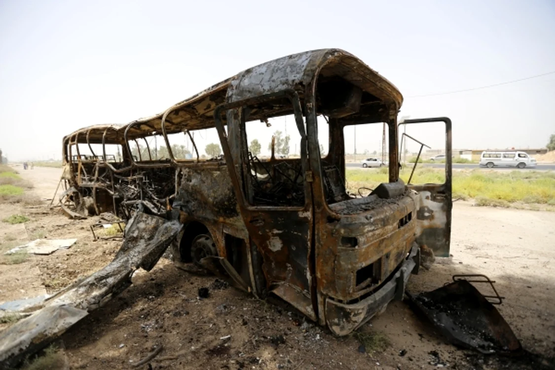 
    Autobuzul a fost distrus complet în urma atacului cu bombăFoto: Reuters  