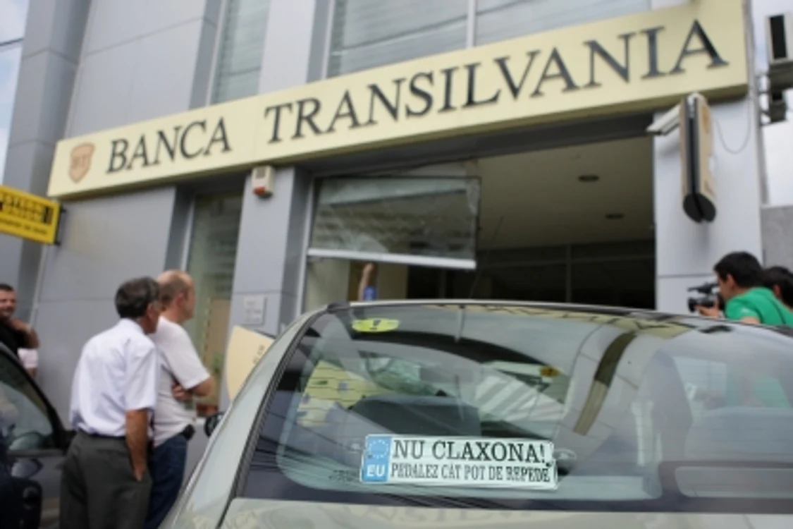 Constanţa: A intrat cu maşina în Banca Transilvania