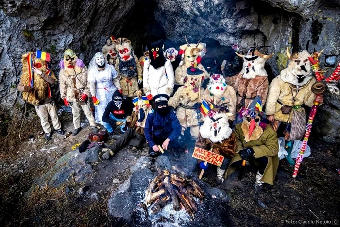 Pițărăii cu măști din satul Orzești se costumează într-o peșteră Foto: Claudiu Nețoiu