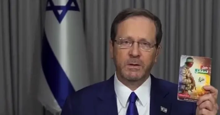 Președintele Isaac Herzog prezintă manualul de tortură folosit de Hamas (foto captură Facebook)