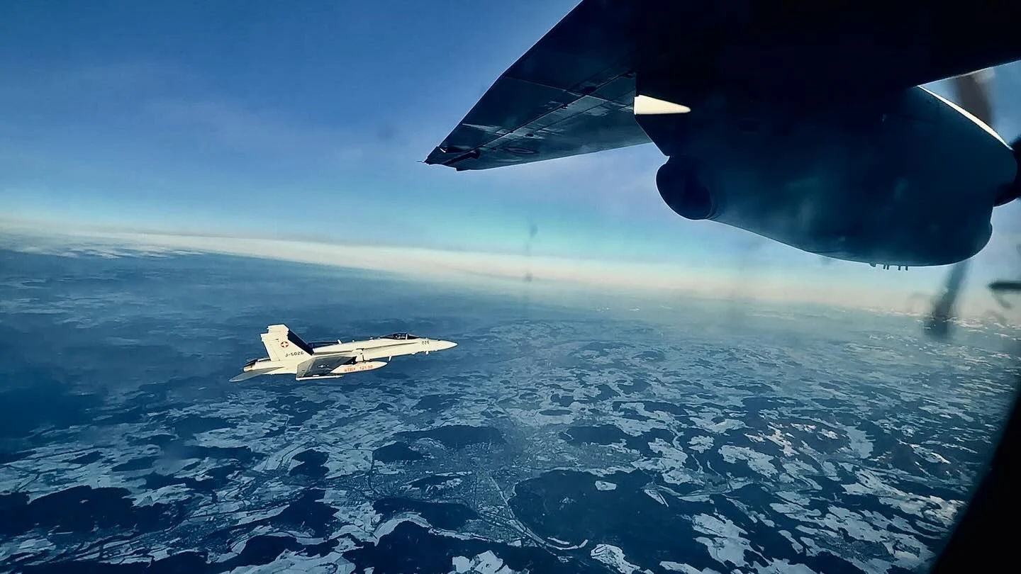 Armata Elveției îl contrazice pe Nicușor Dan: avioanele F-18 care i-au însoțit aeronava nu au fost un gest de mulțumire pentru România