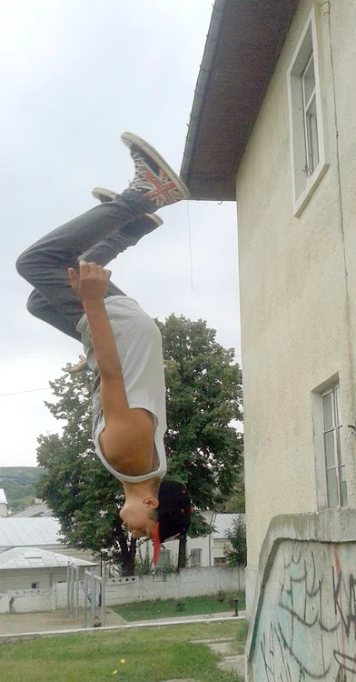 
    Acrobaţii riscante! Un tânăr de 16 ani a făcut "Parkour" în centrul oraşului HuşiFoto: Ionuţ Balaban   