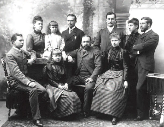 Ducele şi ducesa de Edinburgh alături de cei cinci copii ai lor, dar şi alţi prinţi şi duci din familia extinsă, la Coburg, în 1890. Viitoarea regină a României e în dreapta, aşezată.