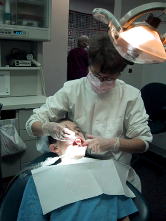 Neamţ: Dentiştii, asaltaţi de pietrenii „stranieri“