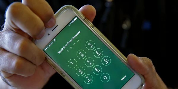 iPhone 6 parolat codat blocat FOTO EPA-EFE / Erik S Lesser
