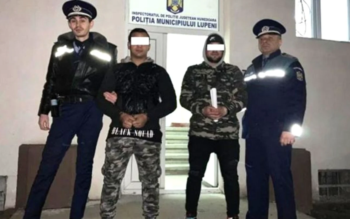 Cei doi tineri au fost reţinuţi de poliţişti.