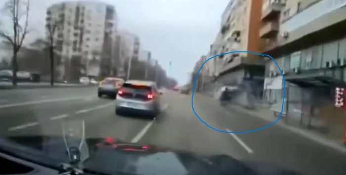 Imagini surprinse de camera unei maşini aflate în trafic. FOTO: captură video