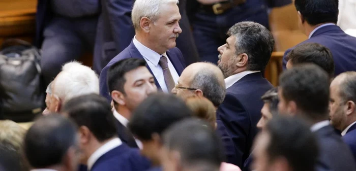 Liviu Dragnea aşteaptă să vadă cât de mult îl mai susţin oamenii care-l înconjoară. FOTO Inquam Photos