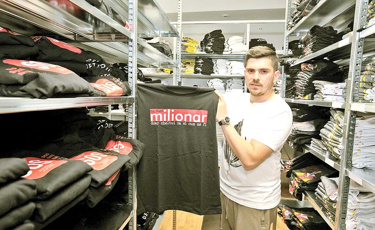 
    Mircea Nuţu ne arată un tricou din colecţia lui Codin Maticiuc Foto: Florin Şuler  