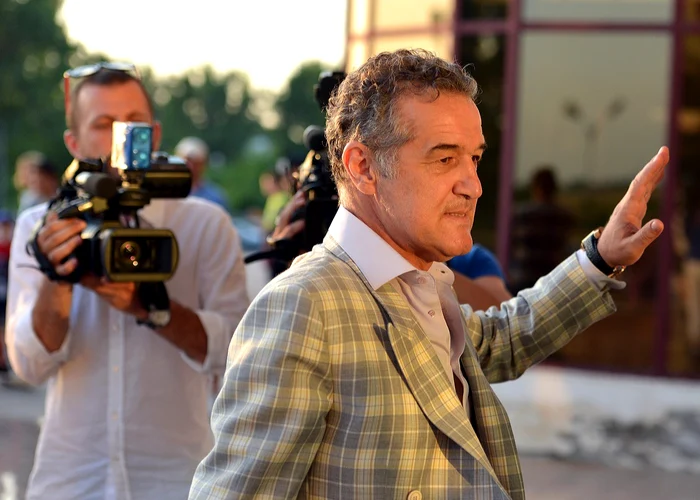 Gigi Becali s-a predat, luni seară, pentru a fi încarcerat. FOTO Răzvan Păsărică