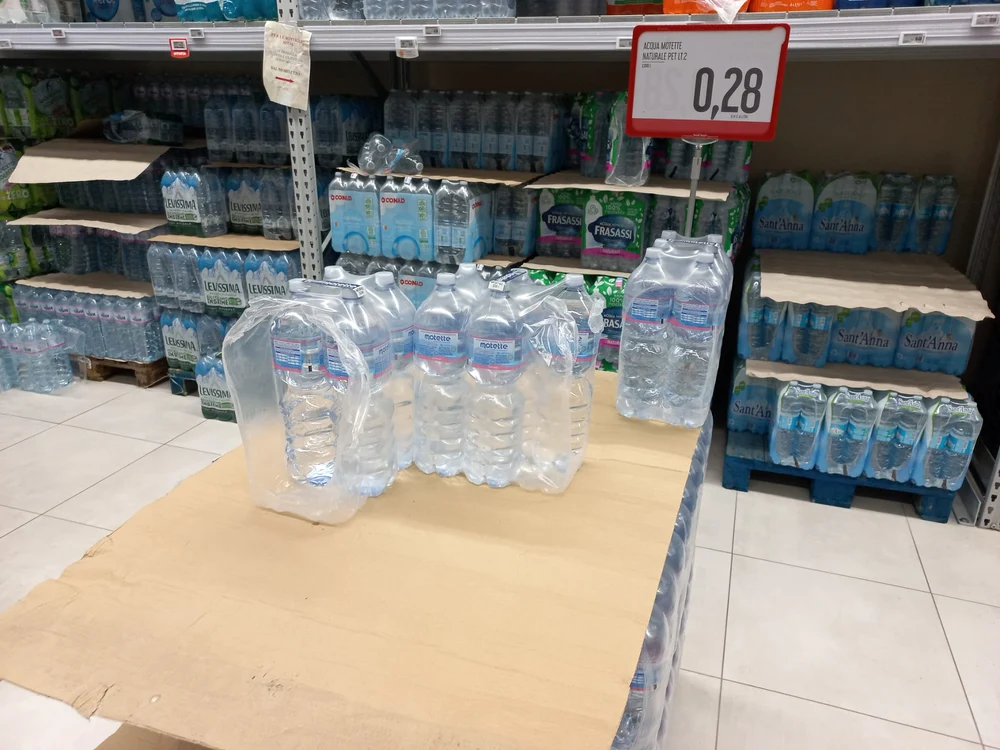 Apă plată la un magazin din Italia FOTO Ioan Buciumar